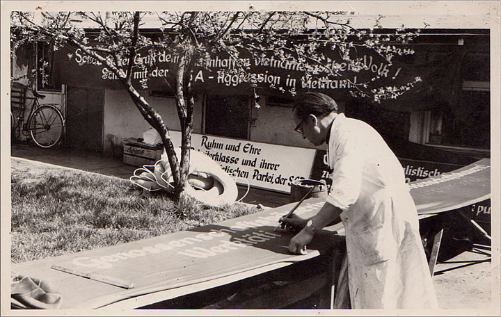 Historisches Foto von Gründer Willi Rieck bei der Arbeit